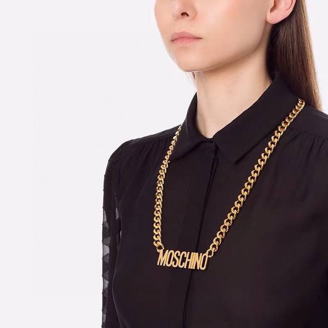 Moschino 字母 项链 金属感十足 特别特别赞，整体细节非常令人惊喜，设计感十足，必须为世家的设计点个大大的赞，不仅带出个人自信及品味，款式典雅而时尚，突