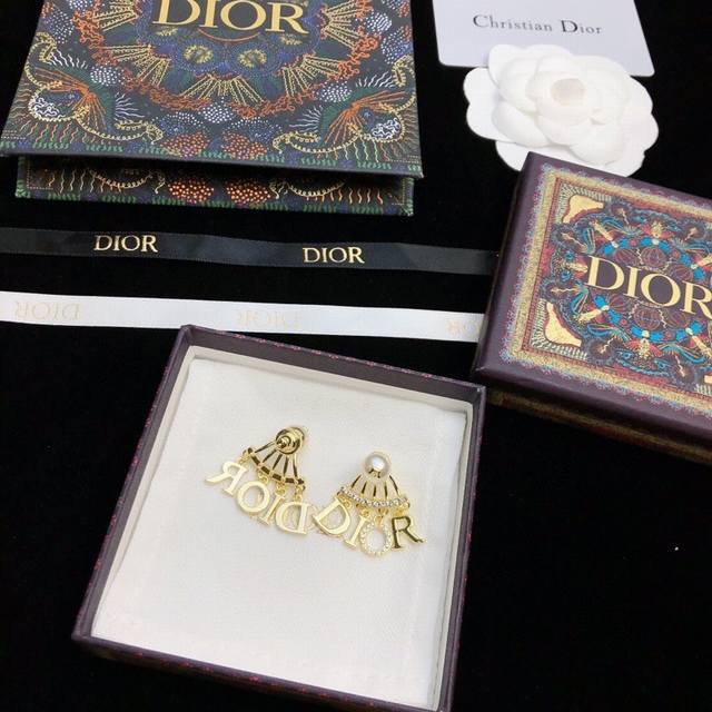 Dior 经典Cd耳钉 925纯银耳针 专柜材质 采用Dior标志 设计独特 高贵的色调随意就能搭配出独具魅力的时尚Style