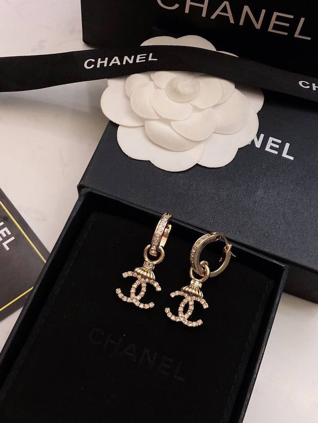 香奈儿Chanel 原单新品 小香双C圆形珍珠耳钉耳环 高端品质，专柜1:1开模，专柜原版同黄铜材质！高级925银针防过敏处理，Cnc工艺，细节无可挑剔，百搭不