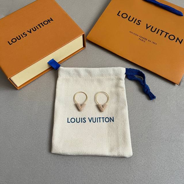 Lv 珍珠 耳环Louis Vuitton 路易威登专柜一致材质 火爆款出货 设计独特 复古前卫 男神、美女必备。 - 点击图像关闭