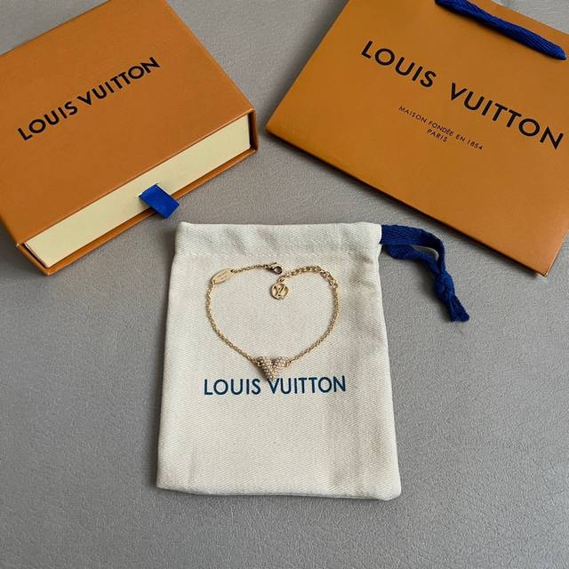 Lv 珍珠 手链Louis Vuitton 路易威登专柜一致材质 火爆款出货 设计独特 复古前卫 男神、美女必备。