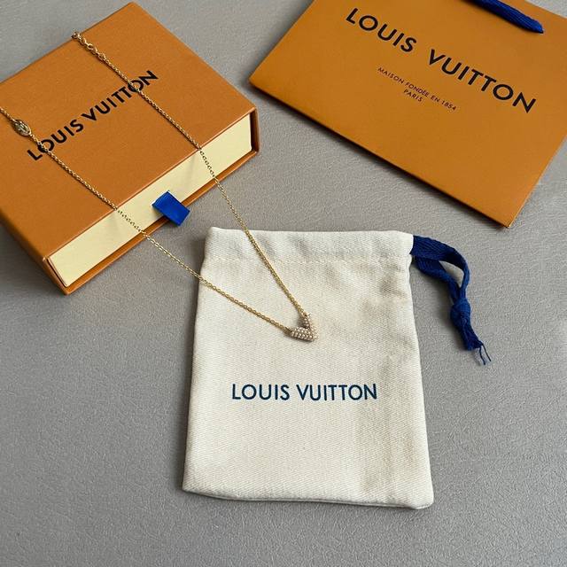 Lv 珍珠 项链Louis Vuitton 路易威登专柜一致材质 火爆款出货 设计独特 复古前卫 男神、美女必备。 - 点击图像关闭