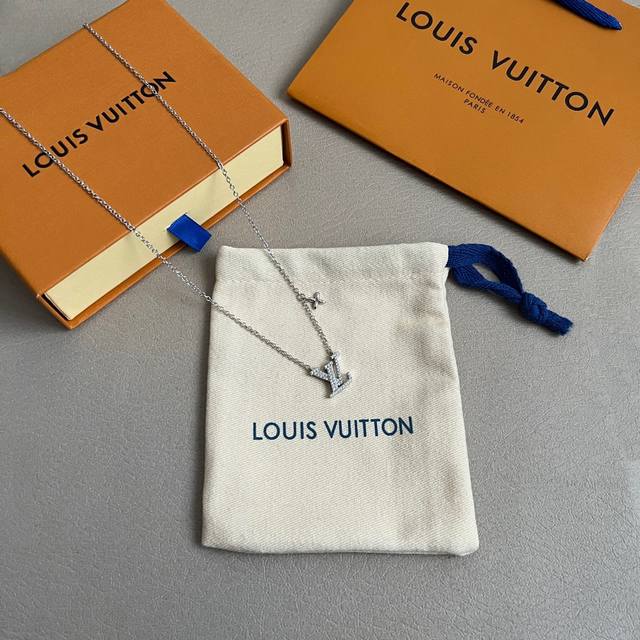 Lv 项链原版制作、高版本 厚金电镀每一个细节媲美专柜正品，业内仅此一家全世界专柜自购正品打版，这样才能把首饰打造得这么用心完美。随意出入海关与专柜无压力放心戴