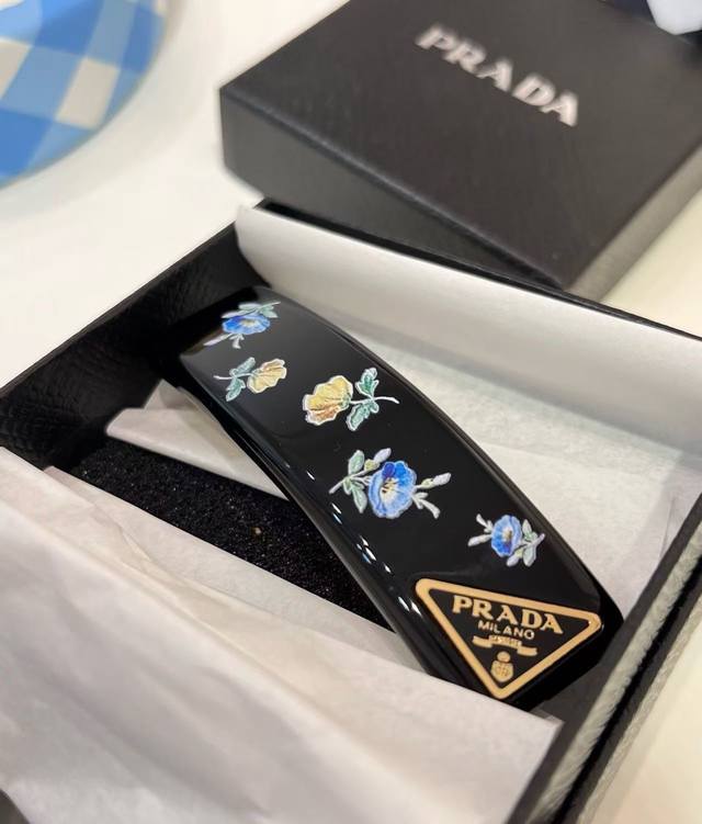 Prada 普拉达 发夹 爆款新品 精致耐看 华丽登场，整体细节非常令人惊喜，典雅而时尚，突显法式高雅气息