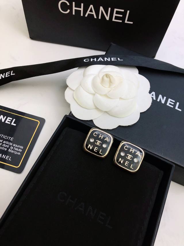 香奈儿Chanel 亚克力耳钉 Chanel 新款 施华洛世奇水晶方钻 耳钉 原版一摸一样的原单货！每一个细节媲美专柜正品，业内仅此一家全世界专柜自购正品打版