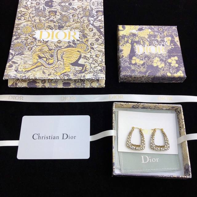 Dior 迪奥 满钻Jadior字母耳钉 专柜新款上市 美得不要不要的 唯美 浪漫 人手必备款 火爆小红书 精选Zp一致材质 超 Nice