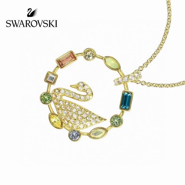 Swarovski 金色彩虹天鹅 锁骨项链这款施华洛世奇项链揉合了典雅风格和欢乐色彩，是本季的常备配饰。其优雅迷人的天鹅装饰上缀有密镶Swarovski仿水晶， - 点击图像关闭