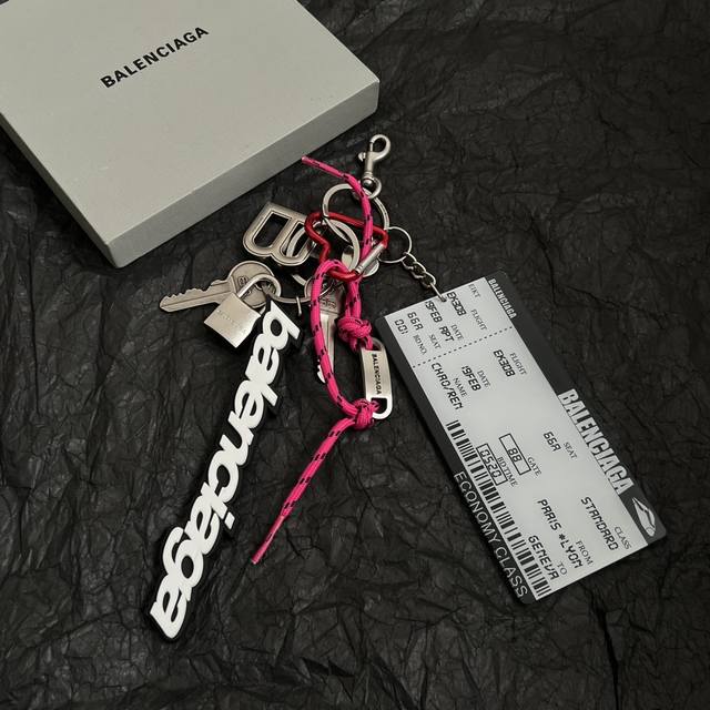 巴黎世家 Balenciaga 护照卡 钥匙扣 简单大方 大牌金质感饱满 ，搭配衣服超好看 ！