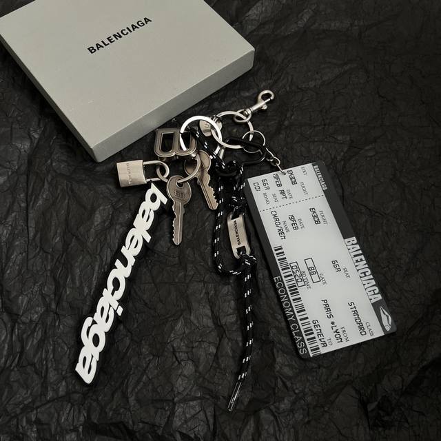 巴黎世家 Balenciaga 护照卡 钥匙扣 简单大方 大牌金质感饱满 ，搭配衣服超好看 ！ - 点击图像关闭