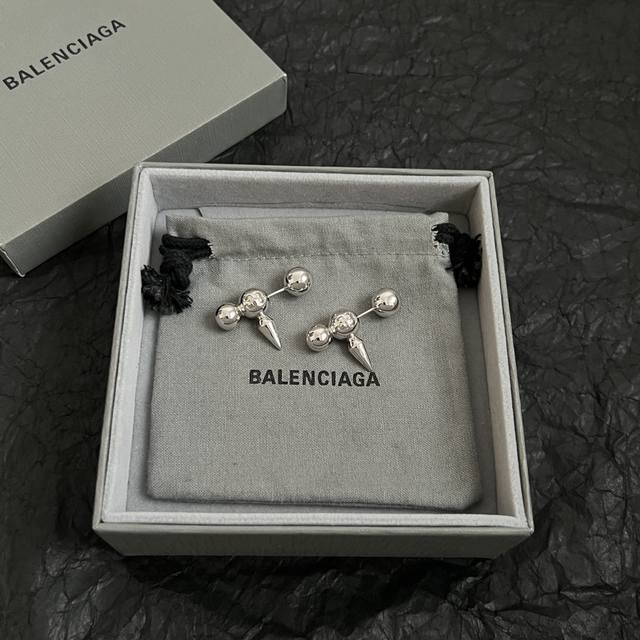 巴黎世家 Balenciaga 耳钉 简单大方 大牌金质感饱满 ，搭配衣服超好看 ！ - 点击图像关闭