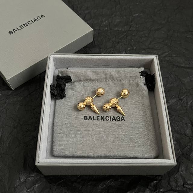 巴黎世家 Balenciaga 耳钉 简单大方 大牌金质感饱满 ，搭配衣服超好看 ！