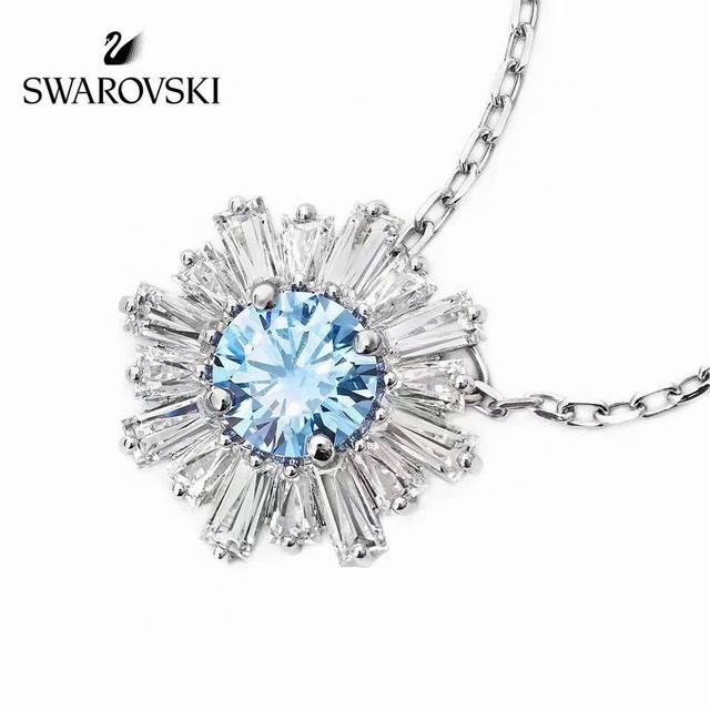 Swarovski 雏菊 蓝色太阳花锁骨项链让这款可爱的吊坠为生活增添光彩，也作为向施华洛世奇 125 周年纪念的献礼。蓝色宝石是瞩目的中心，用白色宝石装点的镀