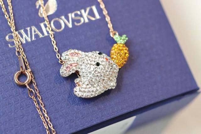 Swarovski 本命年 生肖兔 满钻萌兔系列项链这款项链是您在兔年佩戴的可爱单品。悬挂于镀玫瑰金链上，可爱的链坠之上是一只小兔子追着一根胡萝卜，仿水晶通过专