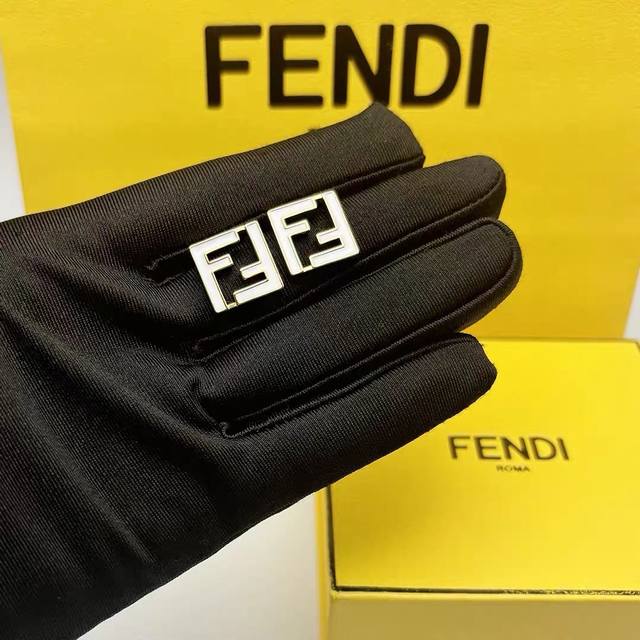 新款 Fendi 芬迪 Logo耳钉 高端定制 爆款新款 简单大方 华丽登场 ，很难见到如此熟悉 素雅的耳钉，精致 非常适合日常搭配，宝宝们，这个绝对值得入黄铜 - 点击图像关闭