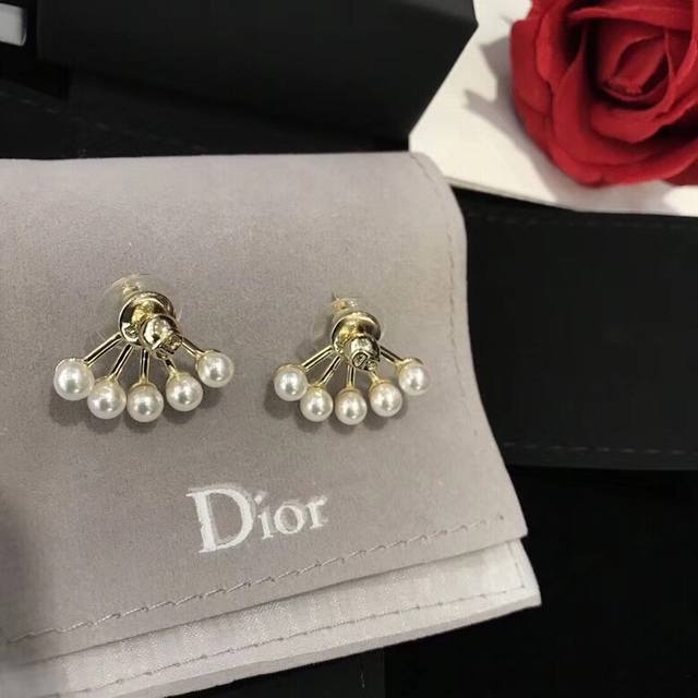 Dior 迪奥Cd耳钉 专柜一致黄铜材质 火爆款出货 设计独特 复古前卫 美女必备 实心 超级有质感 防过敏