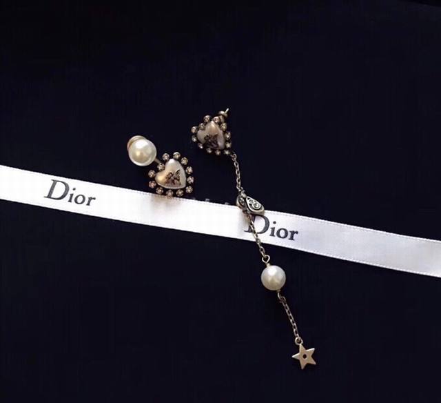 Dior 不对称 爱心 蜜蜂 流苏 耳钉 代购级别18年早春最新款 Dior迪奥爱心蜜蜂蜜蜂流苏不对称纯银针 耳钉非常漂亮 专柜一致黄铜材质 清新百搭