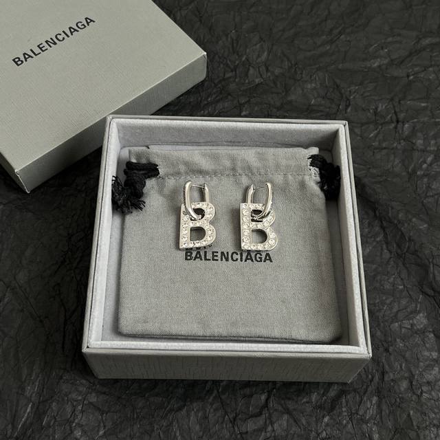 巴黎世家 Balenciaga 耳环 简单大方 大牌金质感饱满 ，搭配衣服超好看 ！