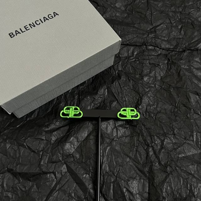 巴黎世家 Balenciaga 耳钉 简单大方 大牌金质感饱满 ，搭配衣服超好看 ！