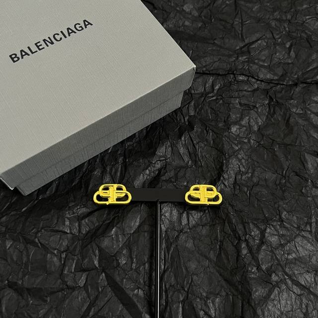 巴黎世家 Balenciaga 耳钉 简单大方 大牌金质感饱满 ，搭配衣服超好看 ！