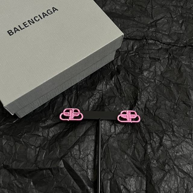 巴黎世家 Balenciaga 耳钉 简单大方 大牌金质感饱满 ，搭配衣服超好看 ！