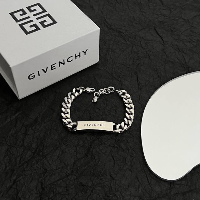 Givenchy 纪梵希 手链，高端品质专柜同材质，独家实拍，采用金属材质手工组装出G形链环，呈现粗犷，现代又中性的风格，时髦单品，日常刷街搭配拍照都 做工精致