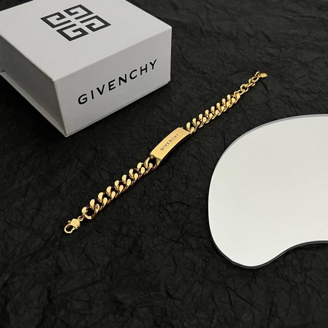 Givenchy 纪梵希 手链，高端品质专柜同材质，独家实拍，采用金属材质手工组装出G形链环，呈现粗犷，现代又中性的风格，时髦单品，日常刷街搭配拍照都 做工精致