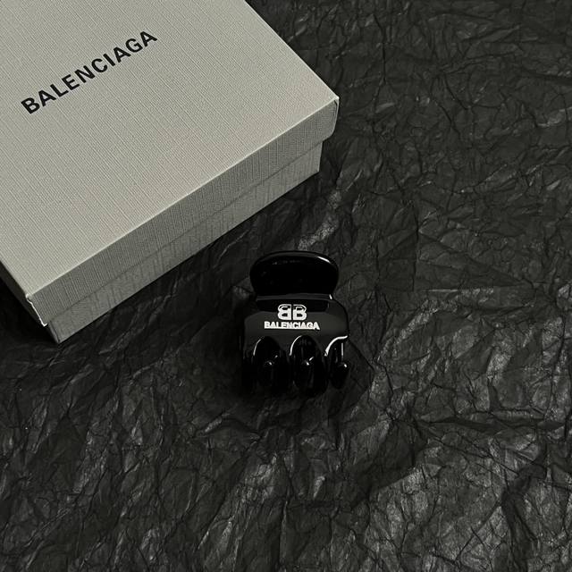 新款 巴黎世家 Balenciaga 抓夹 简单大方 大牌金质感饱满 ，搭配衣服超好看 ！