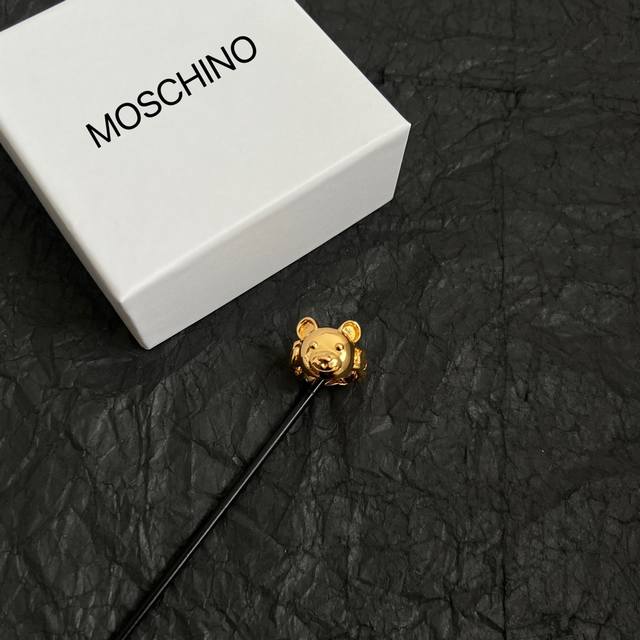 Moschino 戒指 金属感十足 特别特别赞，整体细节非常令人惊喜，设计感十足，必须为世家的设计点个大大的赞，不仅带出个人自信及品味，款式典雅而时尚，突显法式 - 点击图像关闭