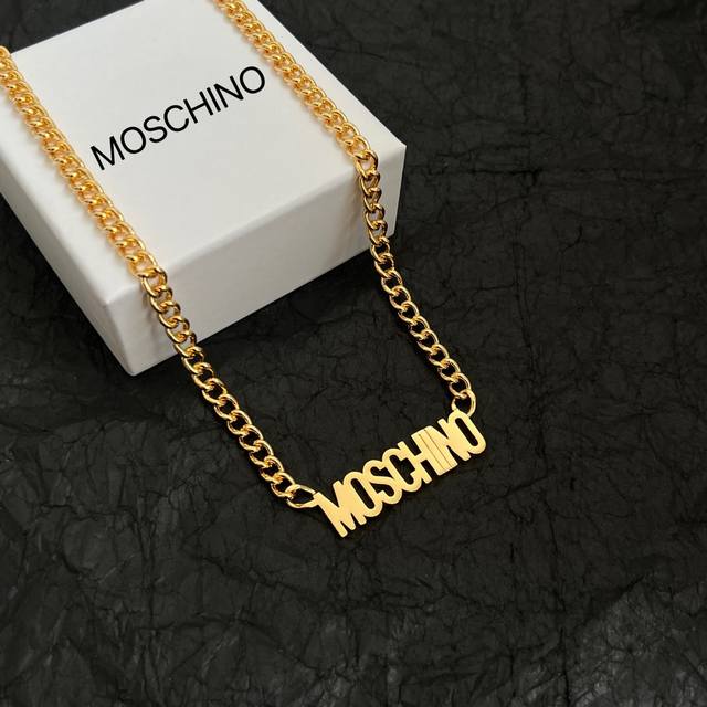 Moschino 字母 项链 金属感十足 特别特别赞，整体细节非常令人惊喜，设计感十足，必须为世家的设计点个大大的赞，不仅带出个人自信及品味，款式典雅而时尚，突