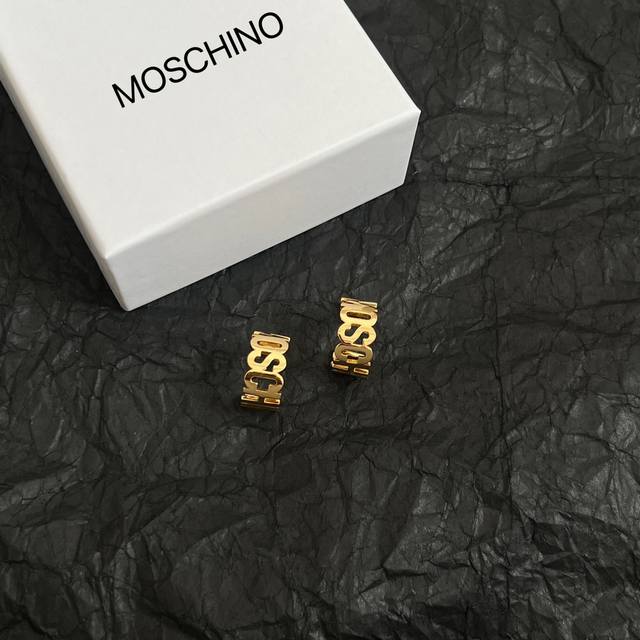 Moschino 耳钉 金属感十足 特别特别赞，整体细节非常令人惊喜，设计感十足，必须为世家的设计点个大大的赞，不仅带出个人自信及品味，款式典雅而时尚，突显法式