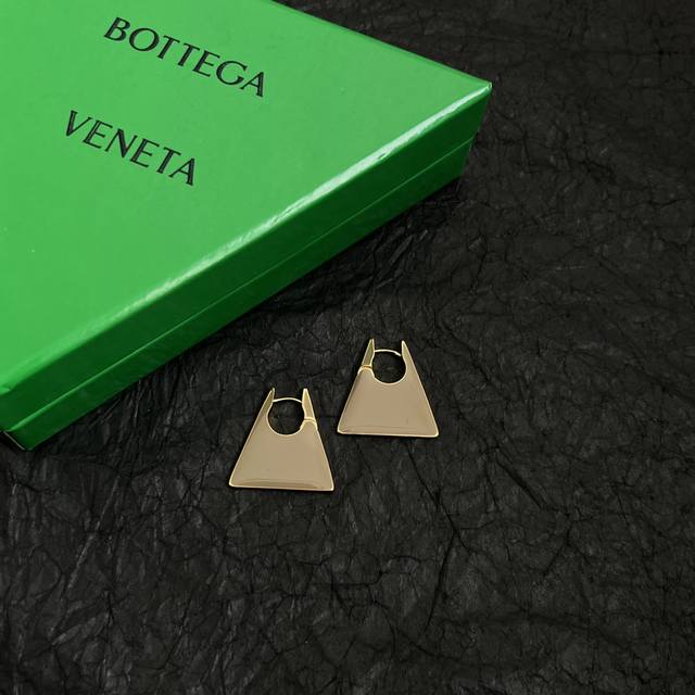 Bottega Veneta Bv耳环 金属感十足 特别特别赞，整体细节非常令人惊喜，设计感十足，必须为世家的设计点个大大的赞，不仅带出个人自信及品味，款式典雅