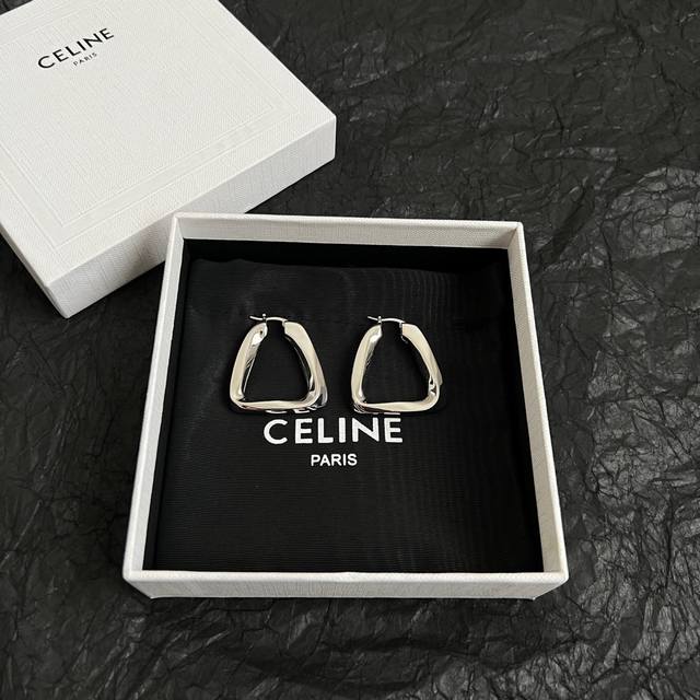 Celine 赛琳 复古做旧 耳环 一直是简约时尚界的标杆大胆的设计 百看不厌搭配起来更Fashion