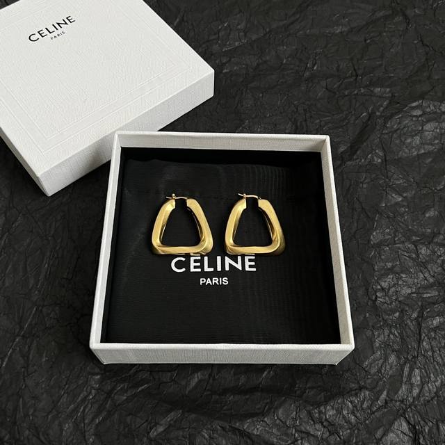 Celine 赛琳 复古做旧 耳环 一直是简约时尚界的标杆大胆的设计 百看不厌搭配起来更Fashion