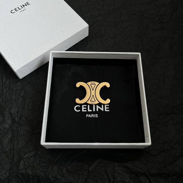 Celine 赛琳 胸针 一直是简约时尚界的标杆大胆的设计 百看不厌搭配起来更Fashion