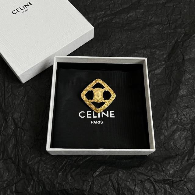 Celine 赛琳 胸针 一直是简约时尚界的标杆大胆的设计 百看不厌搭配起来更Fashion