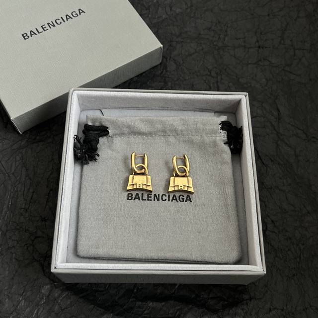 巴黎世家 Balenciaga 耳钉 简单大方 大牌金质感饱满 ，搭配衣服超好看 ！