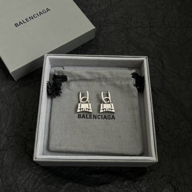 巴黎世家 Balenciaga 耳钉 简单大方 大牌金质感饱满 ，搭配衣服超好看 ！