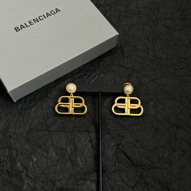 巴黎世家 Balenciaga 耳钉 简单大方 大牌金质感饱满 ，搭配衣服超好看 ！