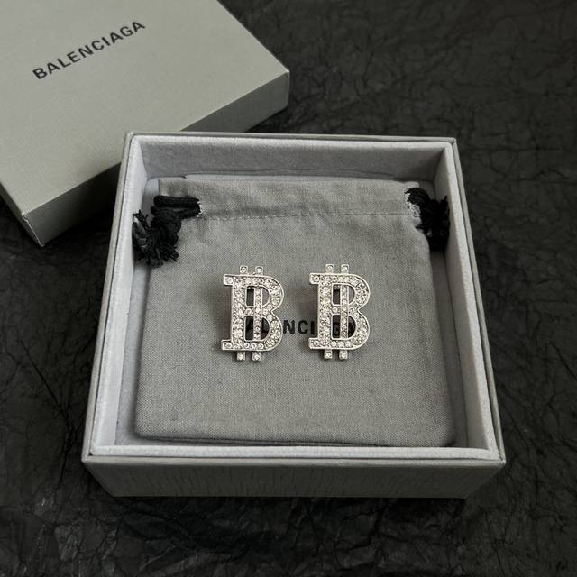 巴黎世家 Balenciaga 耳钉 简单大方 大牌金质感饱满 ，搭配衣服超好看 ！ - 点击图像关闭