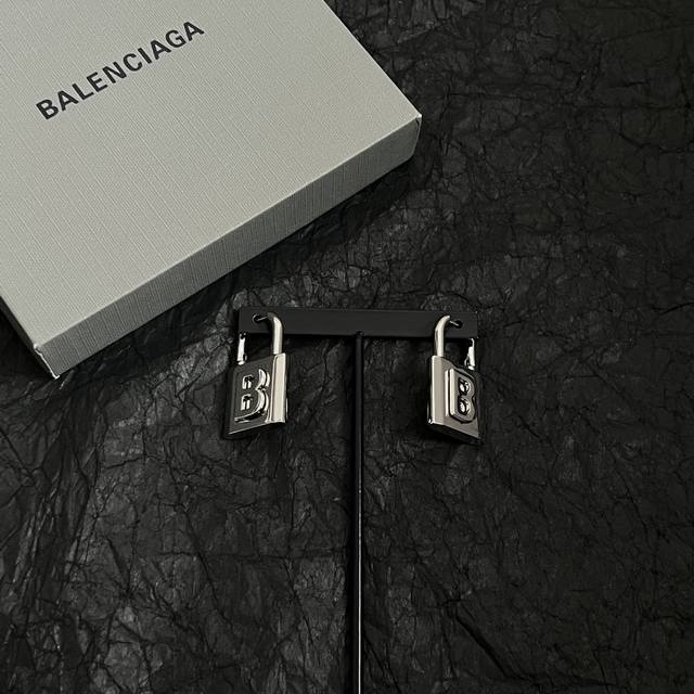 巴黎世家 Balenciaga 耳环 简单大方 大牌金质感饱满 ，搭配衣服超好看 ！