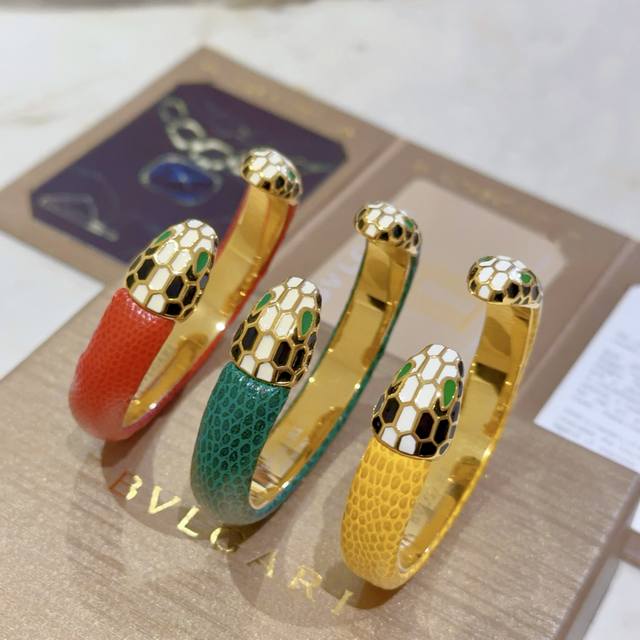 宝格丽手镯Serpenti Viper系列间蛇头手镯，完美精心打磨，与金属边完美契合！充满诱惑和迷人的感性，珐琅的璀璨奢华，呈现出中无与伦比的美感与力量，给你一