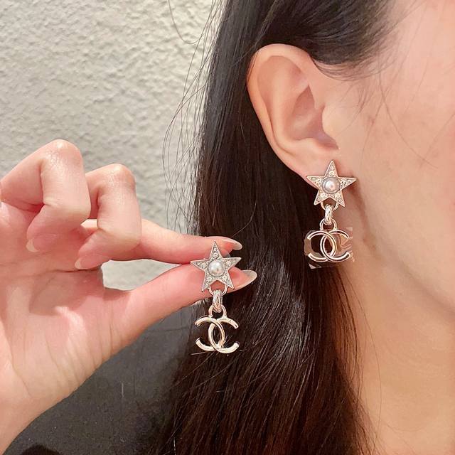 Chanel香奈儿 中古 双C耳钉原版复刻Logo 小香家的款式真心无需多介绍每一款都超好看，精致大方，非常显气质.