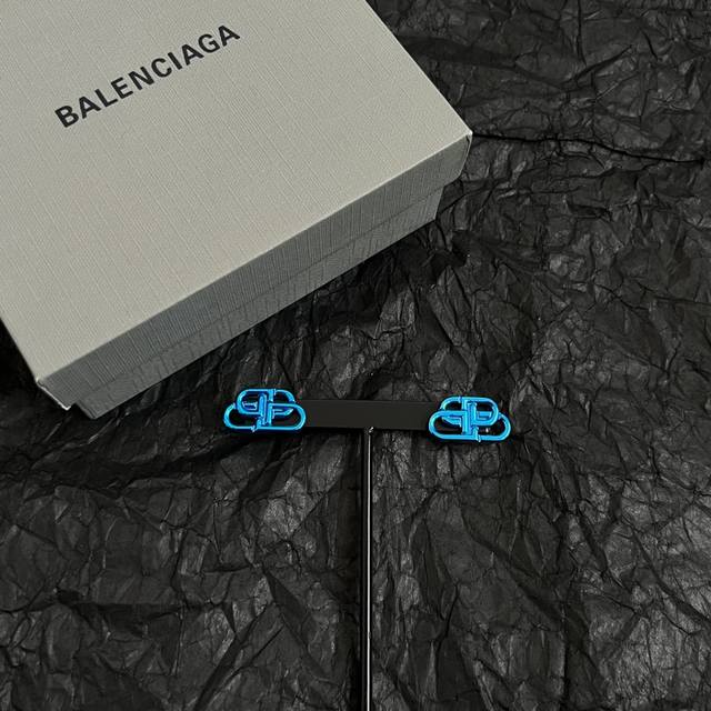 巴黎世家 Balenciaga 耳钉 简单大方 大牌金质感饱满 ，搭配衣服超好看 ！