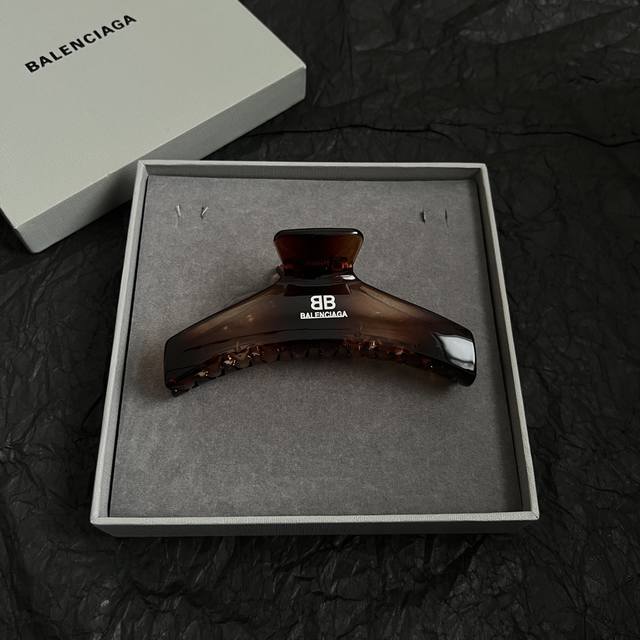 新款 巴黎世家 Balenciaga 抓夹 简单大方 大牌金质感饱满 ，搭配衣服超好看 ！