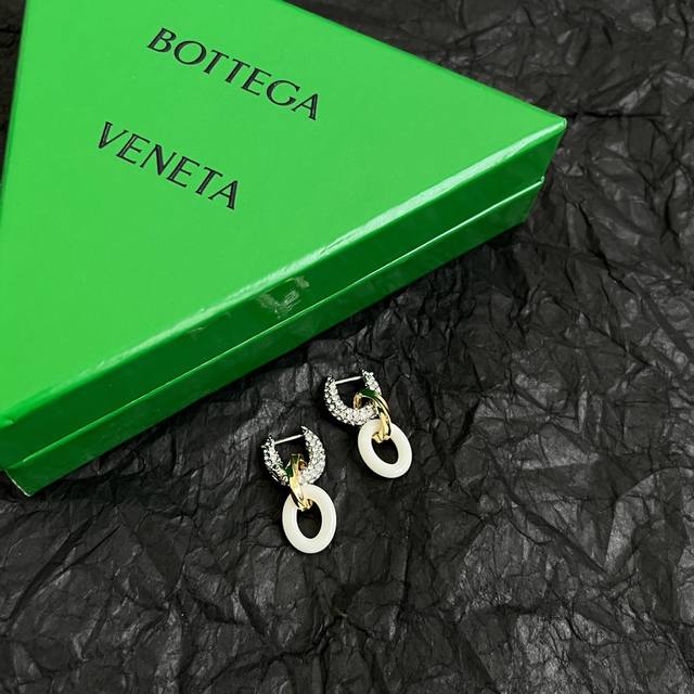 Bottega Veneta Bv 耳环 金属感十足 特别特别赞，整体细节非常令人惊喜，设计感十足，必须为世家的设计点个大大的赞，不仅带出个人自信及品味，款式典