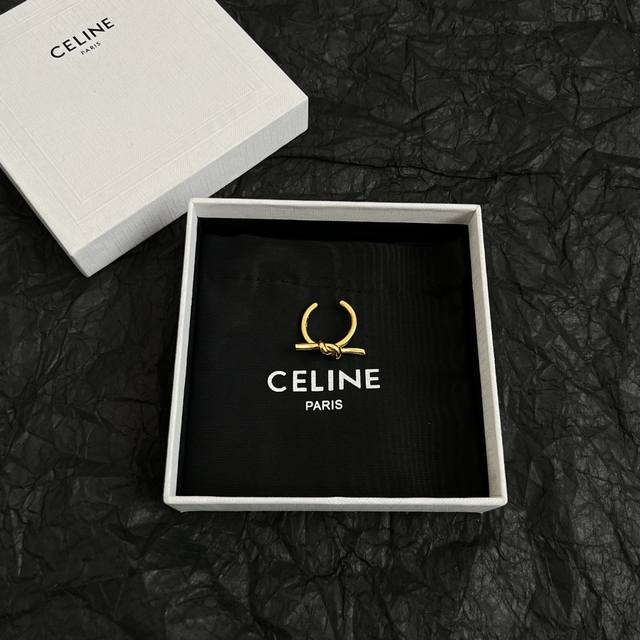 Celine赛琳 戒指 Celine一直是简约时尚界的标杆大胆的设计 百看不厌搭配起来更Fashion - 点击图像关闭