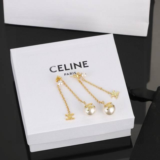 赛琳Celine 新款凯璇门耳钉与众不同的设计 个性十足 颠覆你对传统耳环的印象 使其魅力爆灯耳环