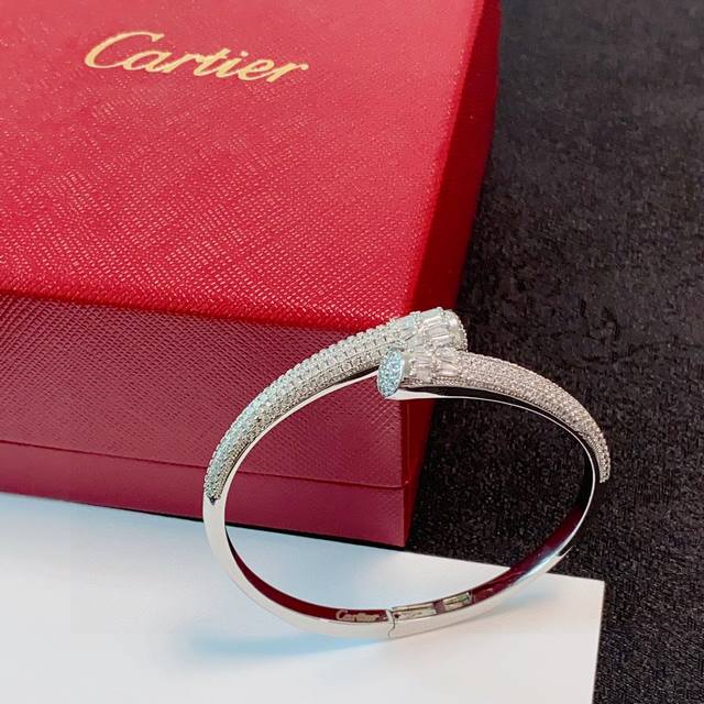 Cartier 卡地亚官网最新发布 火爆满钻钉子镶钻手镯进口精工保色18K高端定制顶级工艺 专柜Logo刻字清晰 360度无死角！全新的窄版设计 更显精致～如此