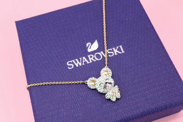 Swarovski 卡通生肖鼠系列 锁骨项链 这款可爱迷人的施华洛世奇项链是为鼠年而特别设计。玩味十足的老鼠造型装饰，缀有闪亮迷人的浅蓝色及白色Swarovsk