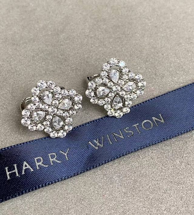 大号 Harry Winston設計，漂亮百搭爆閃的一款。效果很漂亮吧，超级Bling Bling